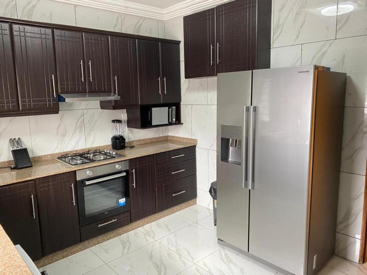 After 5 Apartment 1- 3 Spacious En-Suite Bedrooms Freetown Buitenkant foto