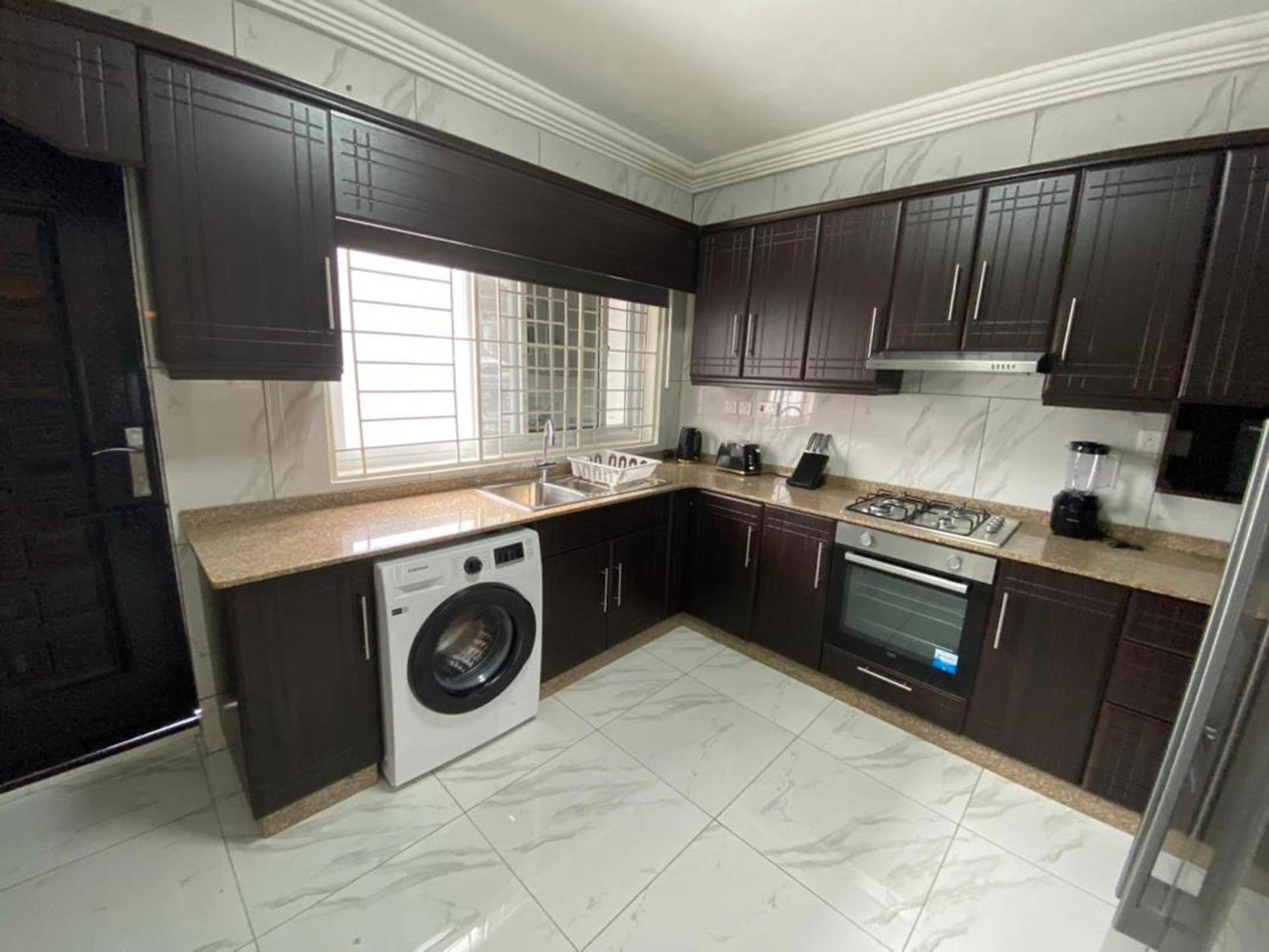 After 5 Apartment 1- 3 Spacious En-Suite Bedrooms Freetown Buitenkant foto